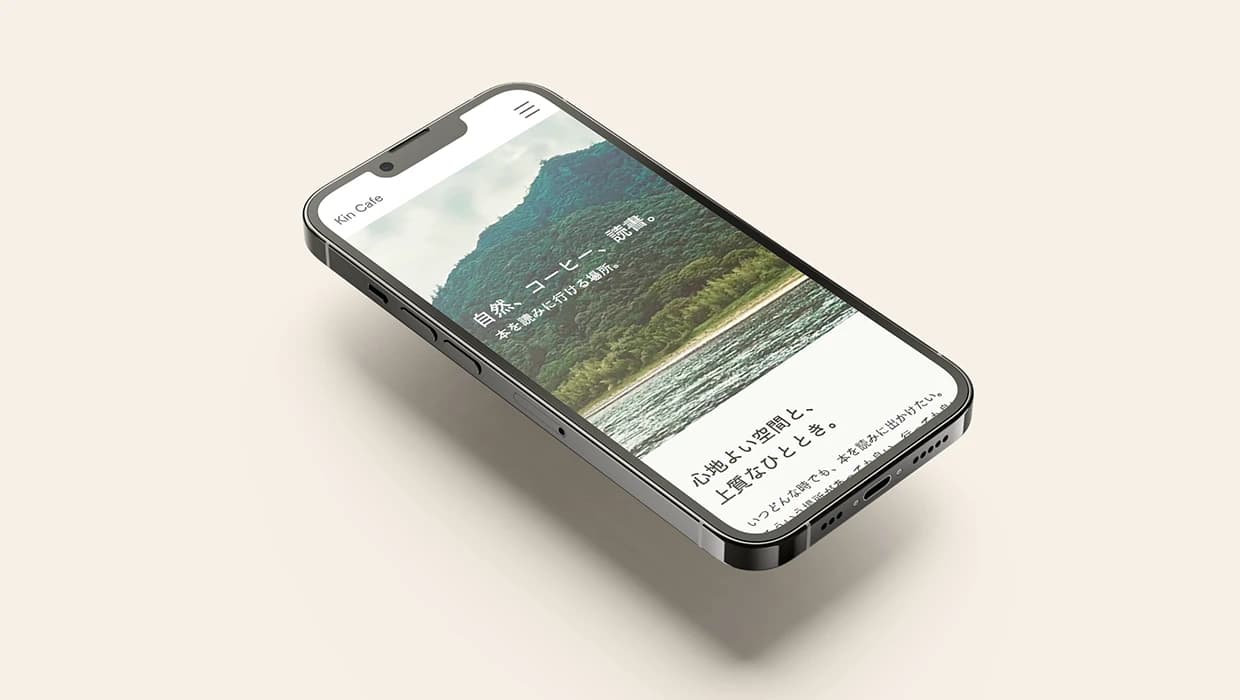 スマホでKinCafeのWebサイトを見る女性