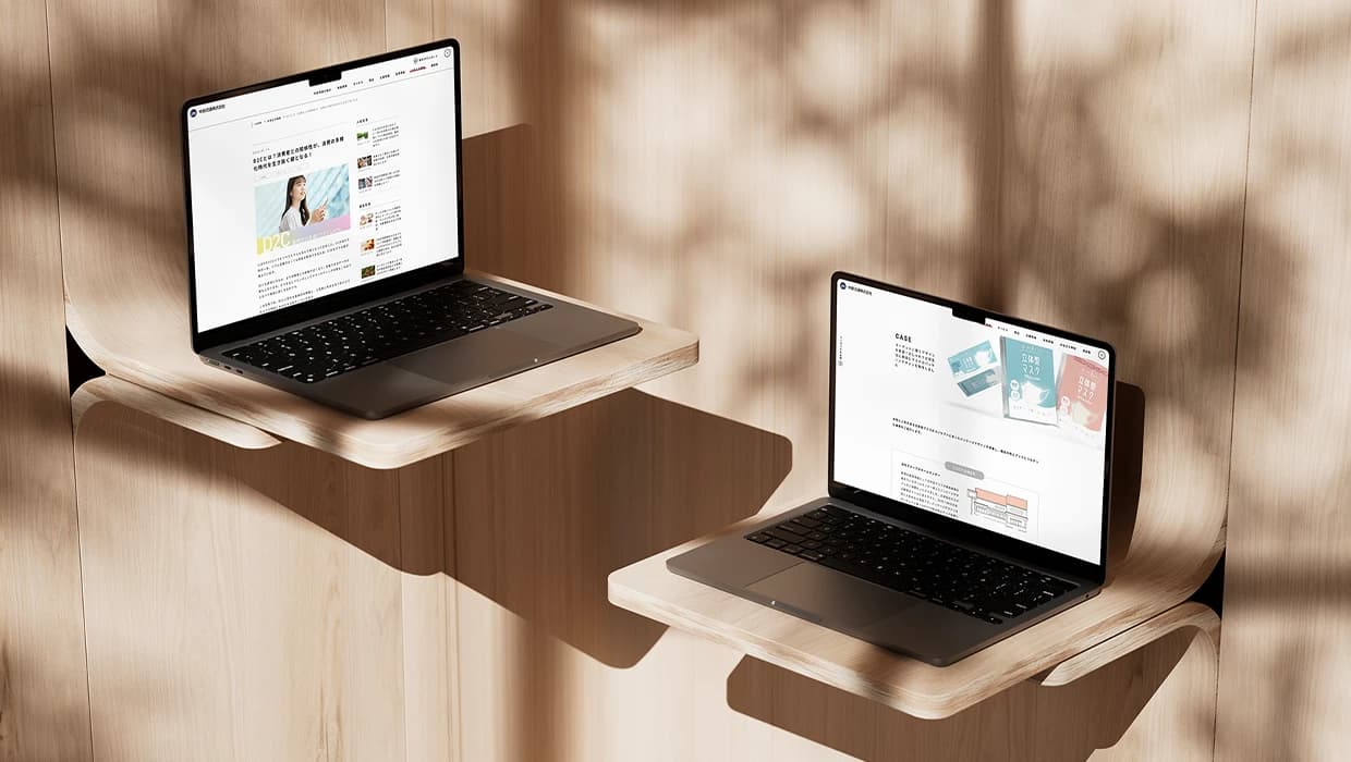 提案事例記事のページを開いたパソコン