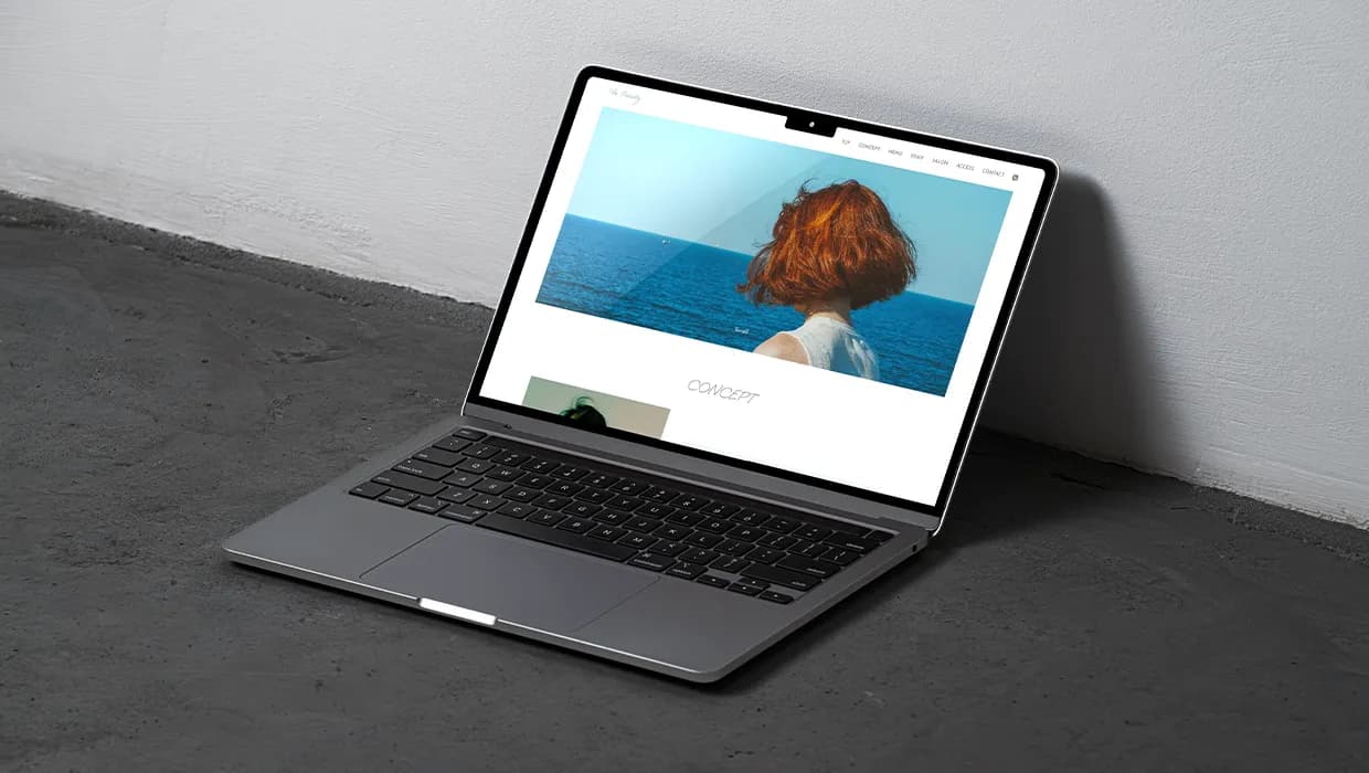 The Beautyのトップページをパソコンで見る女性