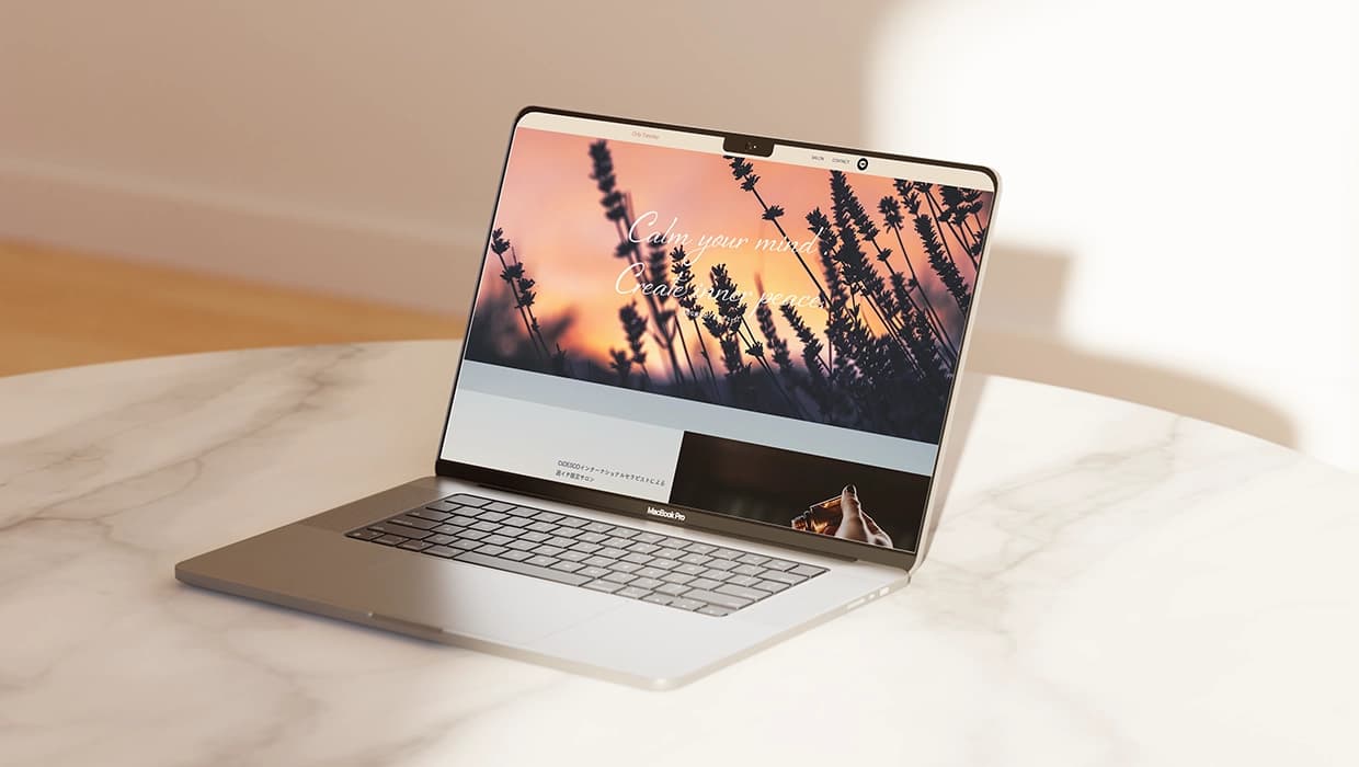 Only Tuesdayのトップ画面を開いたパソコン